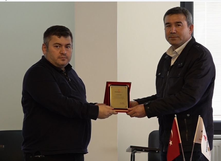 Kiretmitçiler Madencilik Yönetim kurulu başkanı başkanı Bekir Kiremitçi deprem bölgesinde ekibini gönderdiği için plaket ile onurlandırıldı