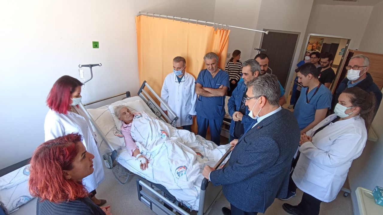 Rektör Şahin NKÜ Hastanesindeki depremzedeleri ziyaret etti