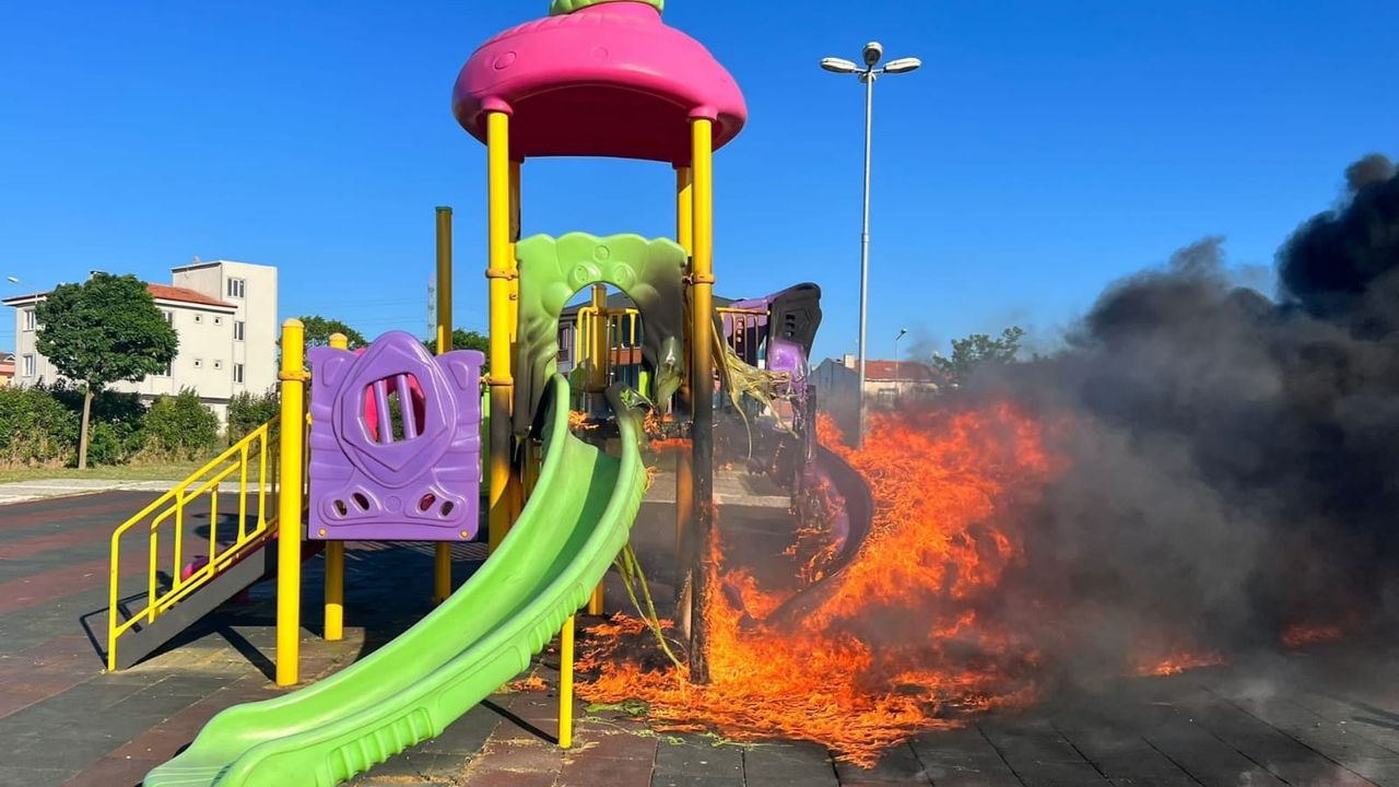 Tekirdağ'da çocuk oyun parkı yandı