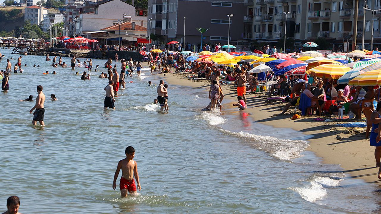 Tekirdağ'da tatilciler sahilleri doldurdu