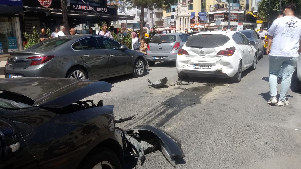 8 Aracın karıştığı zincirleme trafik kazasında 2 kişi yaralandı
