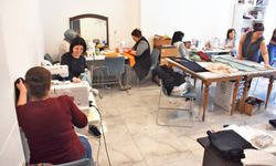 Kadın  kursiyerler depremzedeler için kıyafet dikiyor