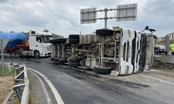 Tekirdağ'da çakıl yüklü tır devrildi, sürücüsü yaralandı