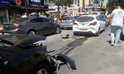 8 Aracın karıştığı zincirleme trafik kazasında 2 kişi yaralandı