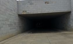 Açılalı bir yıl oldu, bina dökülüyor!