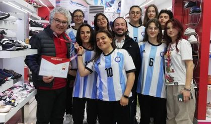 Arif Nihat Asya Anadolu Lisesi, namağlup şampiyon oldu