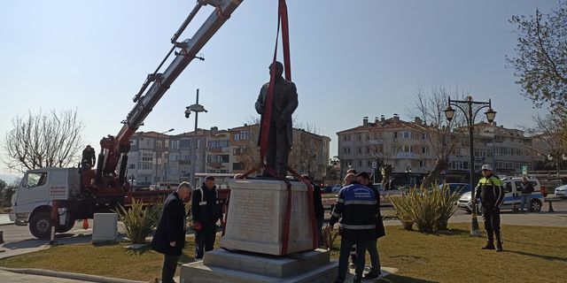 Yahya Kemal heykelinin yeri değişti