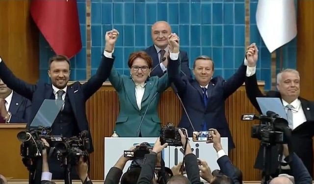 Akşener ellerini kaldırdı: İYİ Parti’nin adayları belli oldu