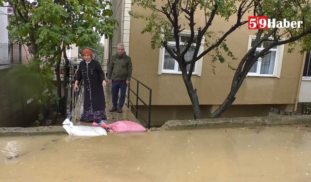 Sokakta biriken su bir apartmanı mağdur etti