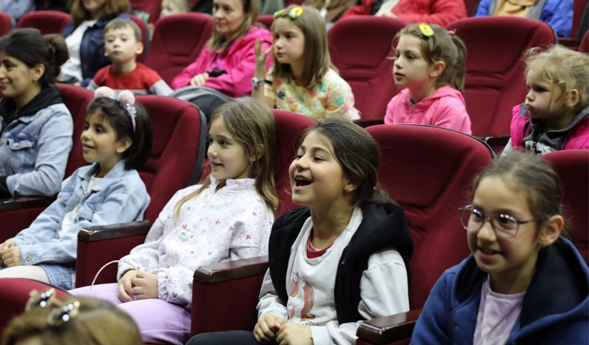 Çerkezköy'de çocuklar Karagöz ve Hacivat ile eğlendi