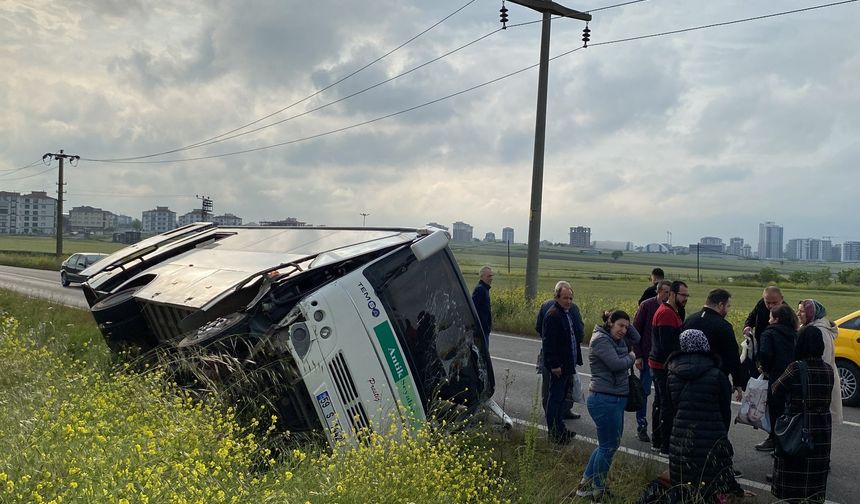 Tekirdağ'da devrilen servis minibüsündeki 13 kişi hafif yaralandı