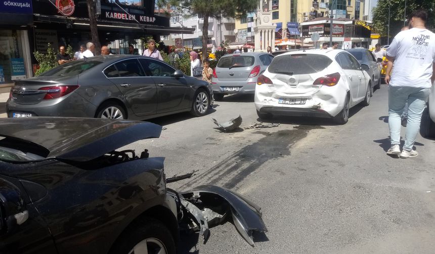 8 Aracın karıştığı zincirleme trafik kazasında 2 kişi yaralandı