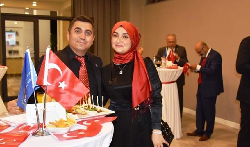 AK Partili Aday Eşi İle Cumhuriyet Kutlamalarına Katıldı